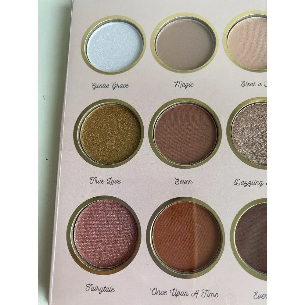Disney's Snow White And‎ The Seven Dwarfs 12 Pan Eye Shadow Palette NEW